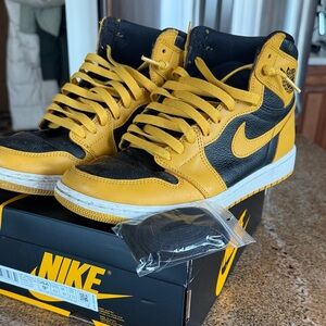 Nike Air Jordan 1 retro high OG. Used condition. “Pollen”